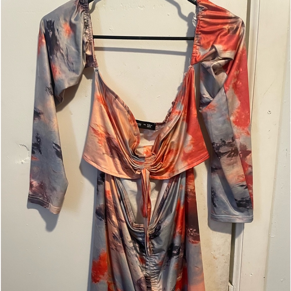 Cute little multi color runched dress with the middle cut out!